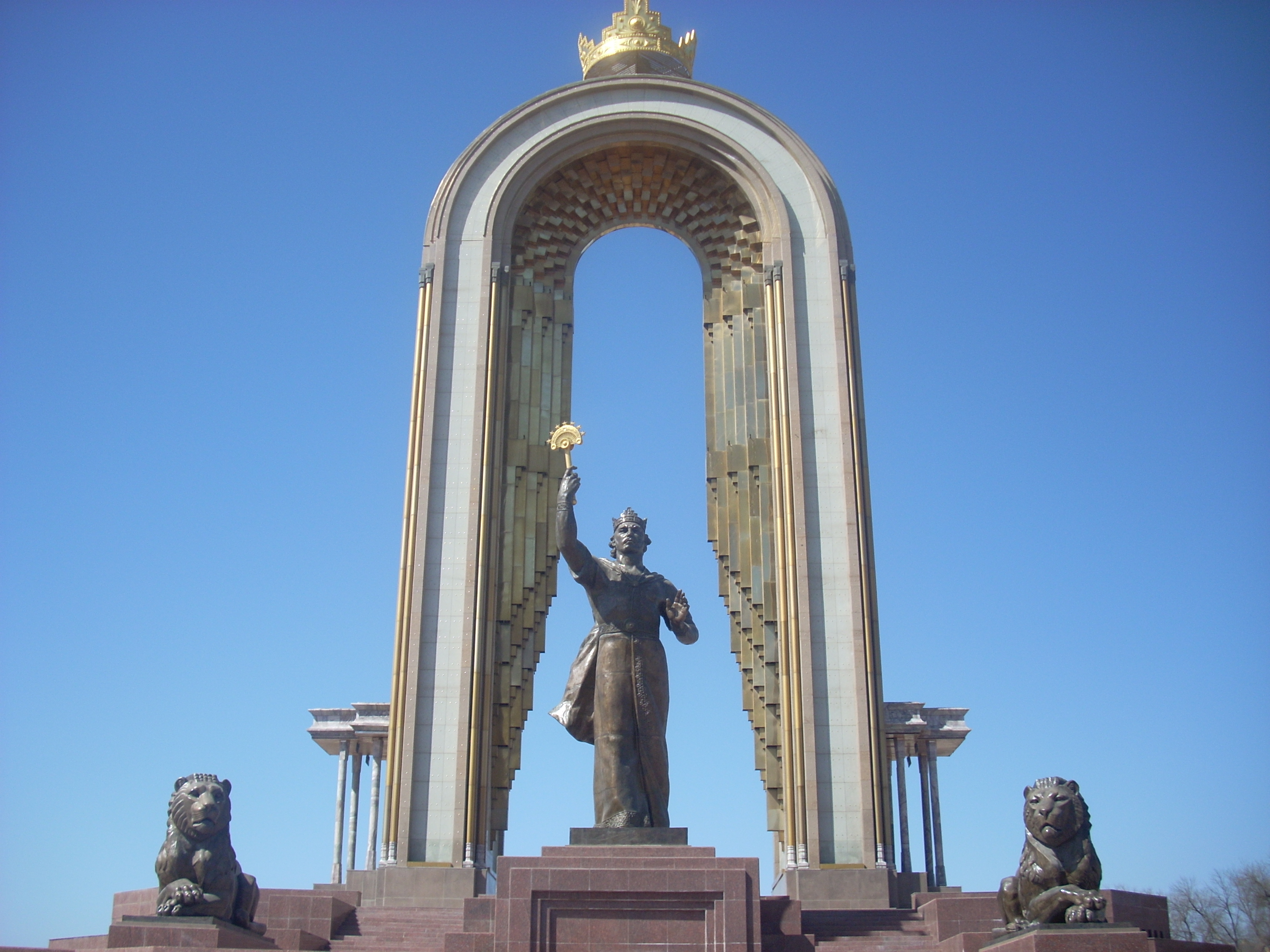 Памятник душанбе. Памятник Исмоили Сомони. Душанбе монумент Исмаилу Самани.